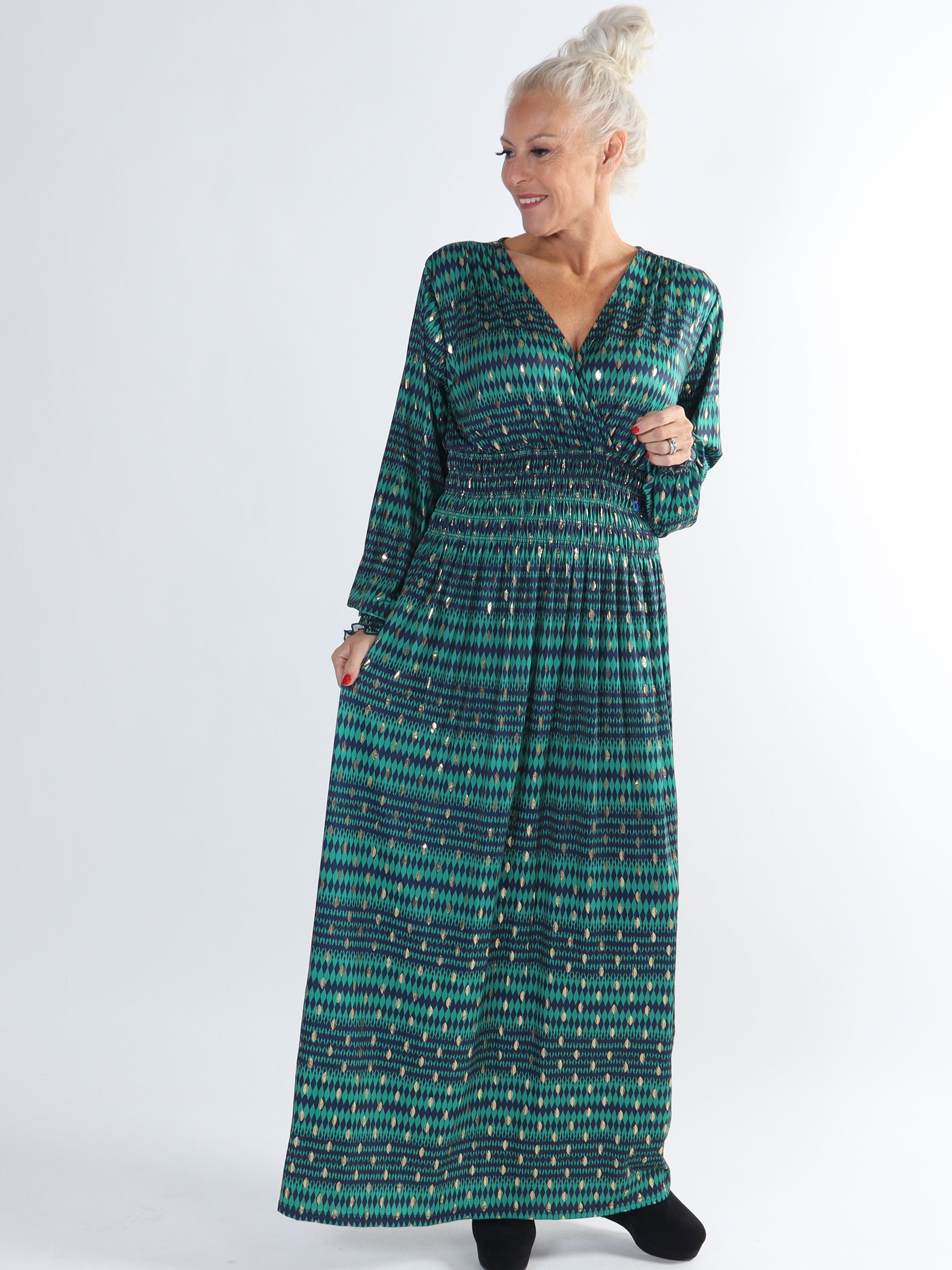 Pams Stripe L/S - Plus size mønstret kjole med gulddetaljer